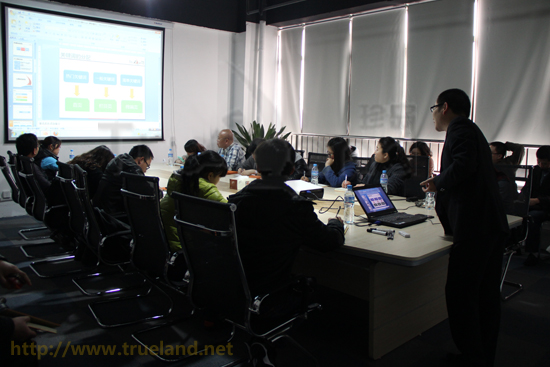 珍島公司副總裁Charles培訓(xùn)講解t-site后臺(tái)操作