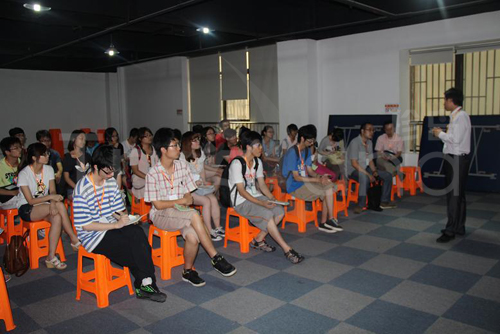 珍島營銷副總裁Lance向同濟大學學生介紹公司及業(yè)務
