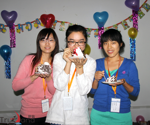 蛋糕很美味哦，你要不要也來一塊?