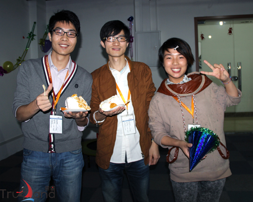 伸出80、90標準剪刀手，噢耶!