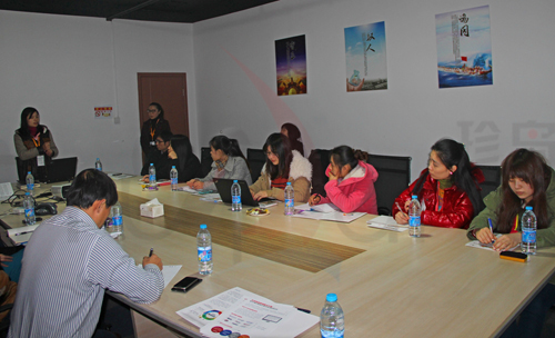 Anne正在為培訓學員進行開場演說