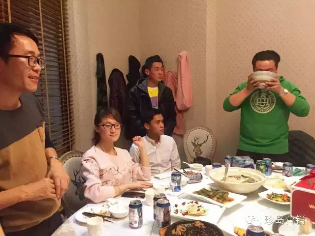 大口吃肉，大口喝酒